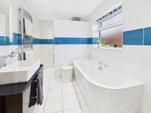 Master Bedroom En Suite- click for photo gallery